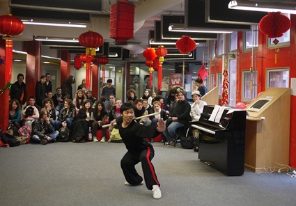 南昌大学留学生表演的武术套路、太极，刚柔并济，博得满堂喝彩。