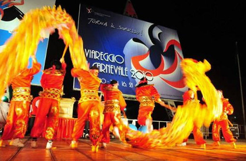 竞技龙在狂欢节晚会上表演