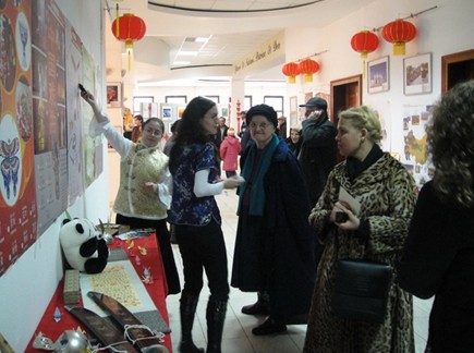 孔院学生向来宾热情演示《中国民俗有声挂画展》