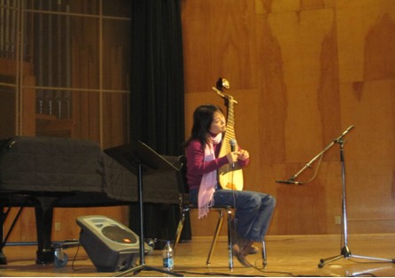 吴蛮向观众讲解琵琶的发展历史和构造