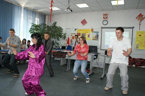 华沙大学访问学者魏丽春女士教授学生代表太极拳基本动作