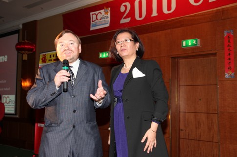 哥本哈根商务孔子学院院长弗纳.沃姆教授和华人议员王海迪共同为嘉宾开奖（此照片由新华社驻哥本哈根记者林淼拍摄）