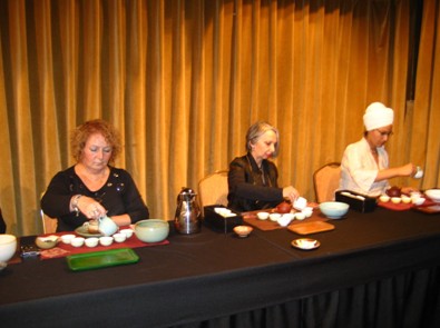 讲座前阿根廷茶艺爱好者表演茶道