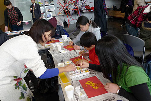 孔子学院艺术课平野理绘讲师——农民画：“虎年画虎”